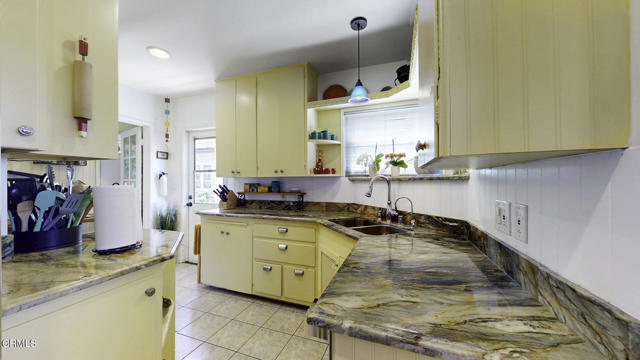 405 Mission Road, Glendale CA: https://media.crmls.org/mediaz/50e9ec75-e1fd-43b8-952c-f435ab732c2e.jpg
