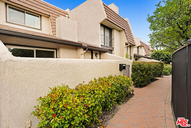 6232 Nita Avenue, Woodland Hills CA: https://media.crmls.org/mediaz/50ea8006-1b54-4e70-8f1b-a96b39c3340f.jpg