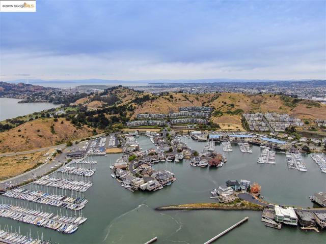 1301 Quarry Ct, Richmond CA: https://media.crmls.org/mediaz/50ea92cf-65a1-44e7-88ab-747617172a6c.jpg