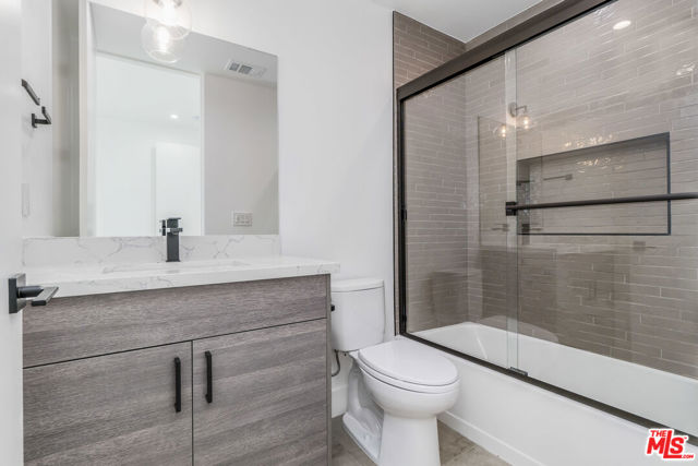 522 N Wilton Place, Los Angeles CA: https://media.crmls.org/mediaz/50eb5f56-8096-4987-8bb3-bebbad2001d1.jpg