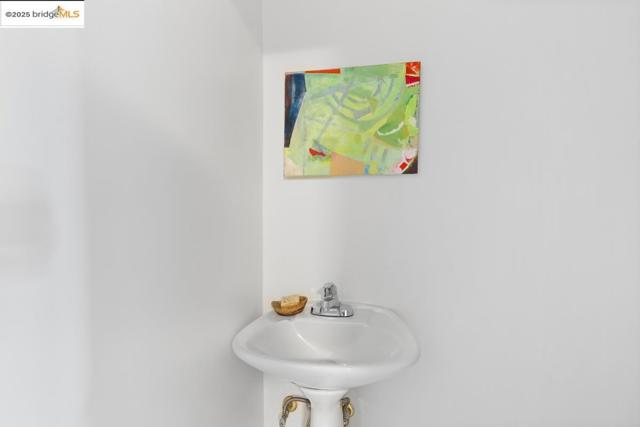 11718 Cranford Way, Oakland CA: https://media.crmls.org/mediaz/50ec9298-7042-4732-a802-3f56f48907dc.jpg