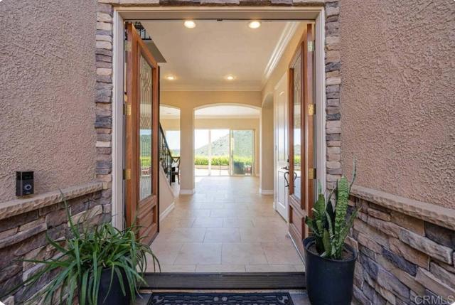 18682 Lancashire Way, San Diego CA: https://media.crmls.org/mediaz/50edad06-bdf9-4cd7-977f-b1f03dfef46e.jpg