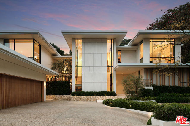 9509 Heather Road, Beverly Hills CA: https://media.crmls.org/mediaz/50ef20d3-fae8-40ca-81ec-43ee35d30645.jpg