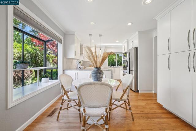 3245 Newport Court, Walnut Creek CA: https://media.crmls.org/mediaz/50ef5796-d2ae-48a0-b280-1a22efe10388.jpg