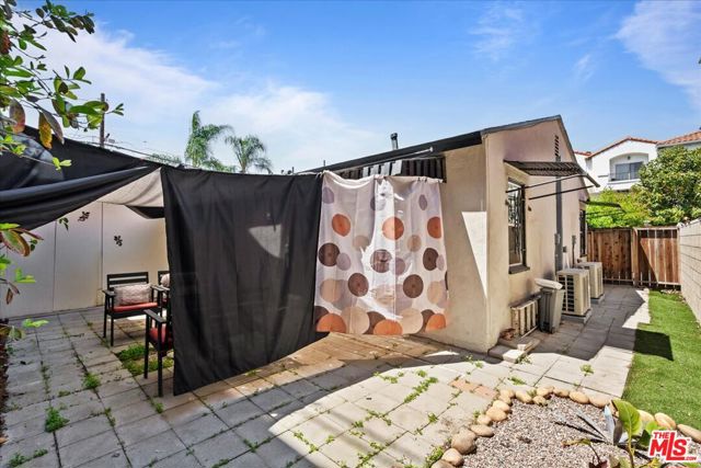 11710 Hartsook Street, Valley Village CA: https://media.crmls.org/mediaz/50f31de1-853c-46a1-80cf-1a714d83ba69.jpg