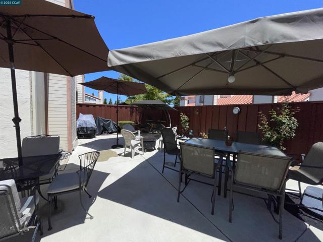 9 Aquamarine Ct, Hercules CA: https://media.crmls.org/mediaz/50f3304b-4adf-4bf9-bd31-bc63e798eb08.jpg