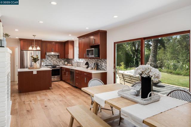 3402 Goyak Dr, Lafayette CA: https://media.crmls.org/mediaz/50f38983-771f-4eac-96a4-7c2fa48fe88a.jpg