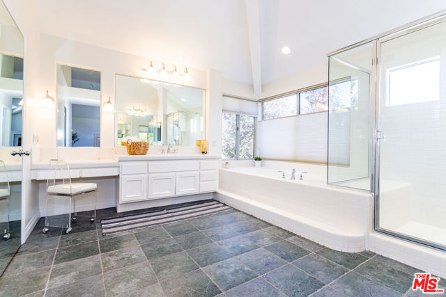 27350 Landon Place, Valencia CA: https://media.crmls.org/mediaz/50f3ecd3-c024-4d90-83cd-5af12c0ab877.jpg