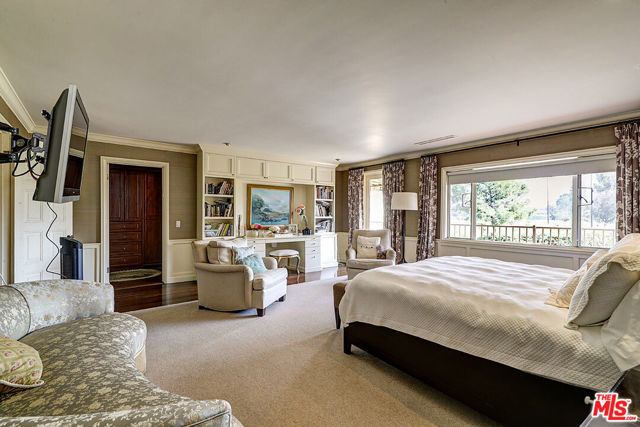 322 N June Street, Los Angeles CA: https://media.crmls.org/mediaz/50f48f42-a019-4653-96c8-f90577cb5e4e.jpg