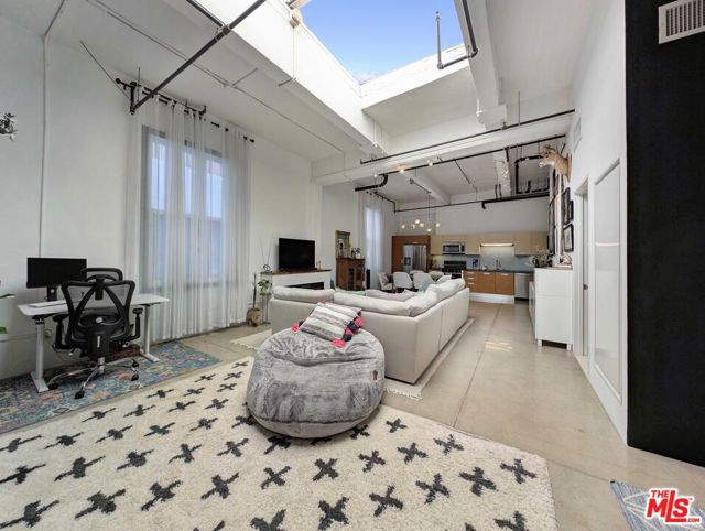 738 S Los Angeles Street, Los Angeles CA: https://media.crmls.org/mediaz/50f4af24-798d-4670-ab5c-c2f389521a54.jpg