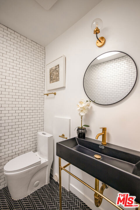 16733 Oak View Drive, Encino CA: https://media.crmls.org/mediaz/50f60c39-60d2-41b5-bb53-4daf0ed35701.jpg