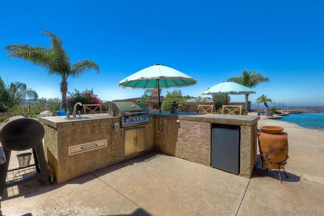 15068 Creek Hills Rd, El Cajon CA: https://media.crmls.org/mediaz/50f60f80-8998-4057-8b84-cf3fdaee7d4f.jpg
