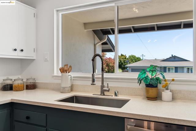 3129 Deseret Dr, Richmond CA: https://media.crmls.org/mediaz/50f8fa8d-0c09-44b3-82dd-ffcae4a95461.jpg