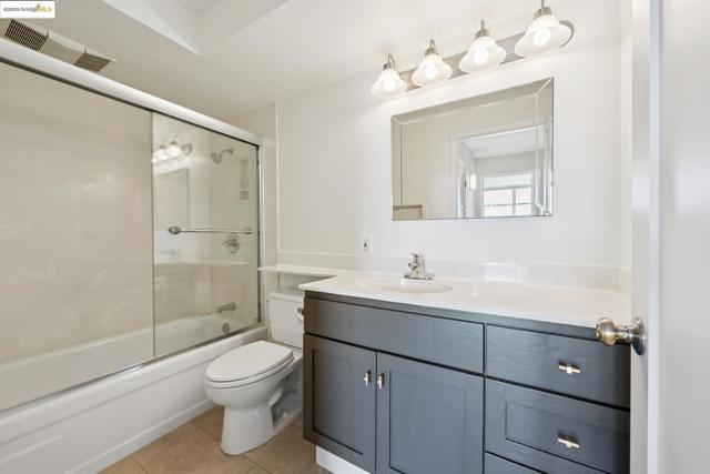 1 Kelton Ct, Oakland CA: https://media.crmls.org/mediaz/50f93b7b-fdec-40c4-89ae-e32e39e07ef4.jpg