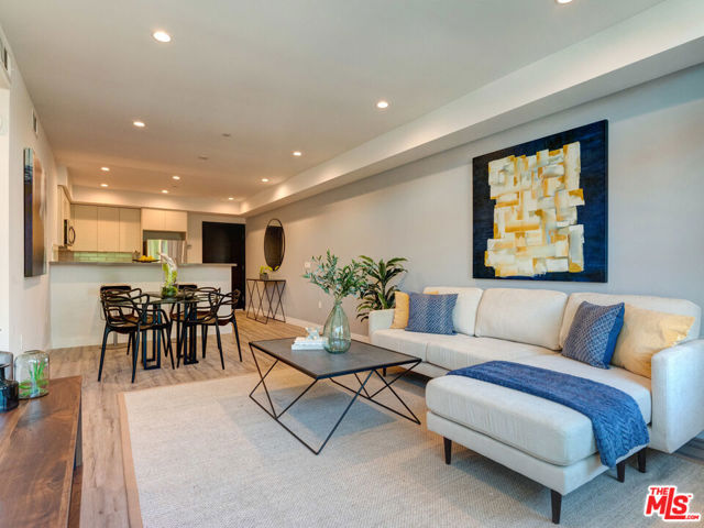 338 N Mariposa Avenue, Los Angeles CA: https://media.crmls.org/mediaz/50f98829-c06c-44bc-8236-a3ef798767fa.jpg
