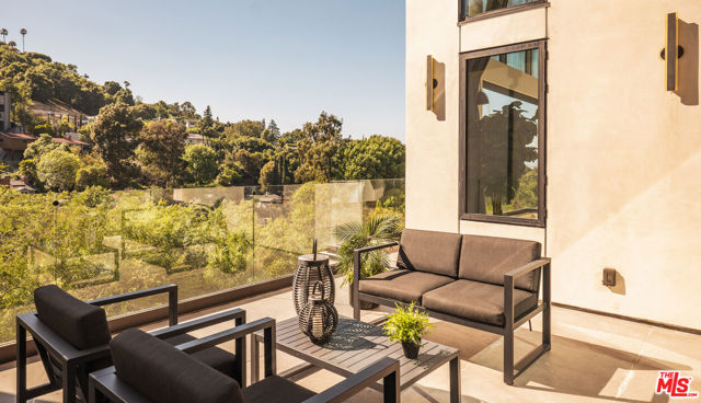 3920 Knobhill Drive, Sherman Oaks CA: https://media.crmls.org/mediaz/50f98c61-6e1d-473f-b3d3-e46183fd97e0.jpg