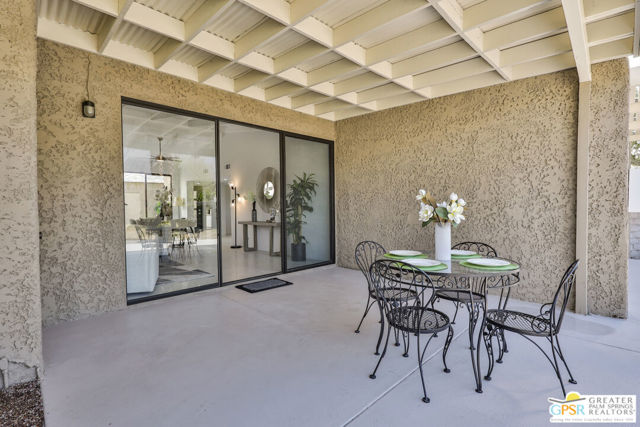 833 N Calle De Flora Vista, Palm Springs CA: https://media.crmls.org/mediaz/50fa3cd0-ea9f-4ca5-b03d-adebdb6e731e.jpg