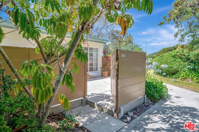 5513 Village, Los Angeles CA: https://media.crmls.org/mediaz/50fa6c01-910f-43f8-bc66-f33a2489cc11.jpg
