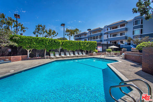 310 Tahiti Way, Marina del Rey CA: https://media.crmls.org/mediaz/50fb11a0-bc1e-4bbd-8704-a66378f7af5d.jpg