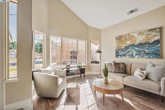 25 Phillips Ct, Tracy CA: https://media.crmls.org/mediaz/50fb235c-d928-4c80-91cd-6586d0e210f4.jpg