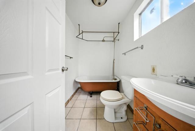 943 26th Street, Oakland CA: https://media.crmls.org/mediaz/50fb5785-7cfe-4942-a95c-f8e84aa07d40.jpg