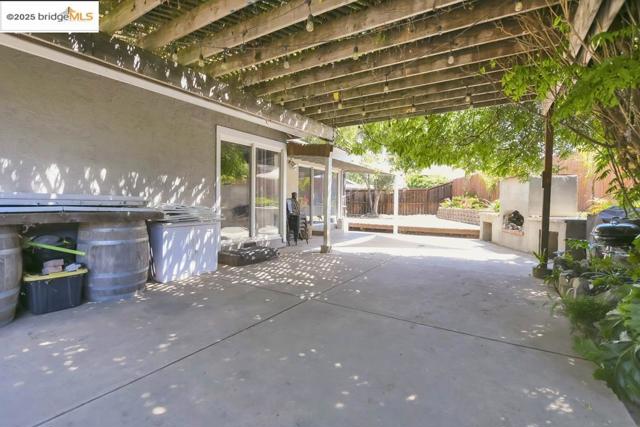 1359 Port Ct, Oakley CA: https://media.crmls.org/mediaz/50fb6ea0-8df7-4a98-8502-26792892d253.jpg