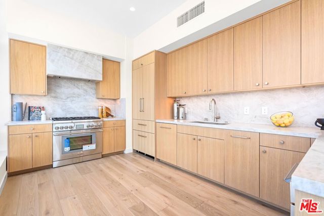 900 W Olympic Boulevard, Los Angeles CA: https://media.crmls.org/mediaz/50fbc271-de81-4a43-b2c7-3001460eb89d.jpg