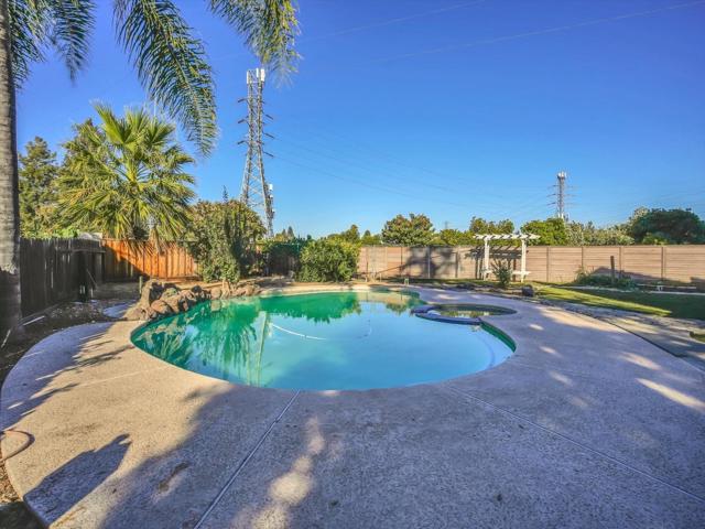 3706 Leilani Lane, Stockton CA: https://media.crmls.org/mediaz/50fc2bd3-8850-4a34-a31b-61288afe2e92.jpg