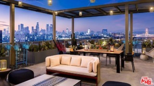 695 S Santa Fe Avenue, Los Angeles CA: https://media.crmls.org/mediaz/50fd8db8-f3bd-4b9e-ad70-d52f678350ef.jpg