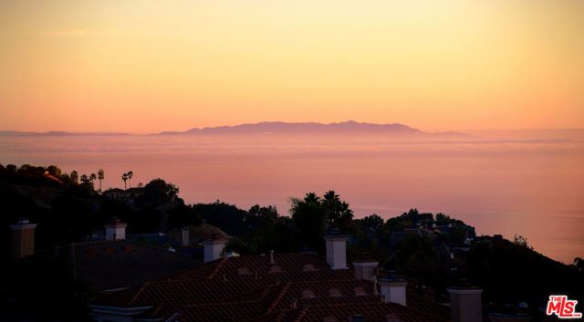 16724 Calle Arbolada, Pacific Palisades CA: https://media.crmls.org/mediaz/50fd90fc-6234-48a3-a65f-460c9db9343a.jpg