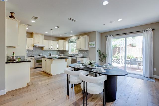 3956 JORDAN RANCH DR, Dublin CA: https://media.crmls.org/mediaz/50fdd499-a9c8-4636-a7dd-1a10ee5c31b0.jpg