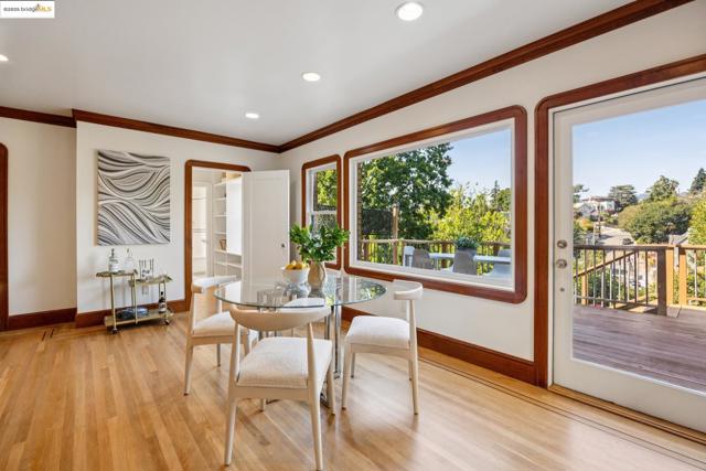 700 Longridge Rd, Oakland CA: https://media.crmls.org/mediaz/50fdfcd0-0ae5-4632-bdc2-4a0c67ed6dfc.jpg