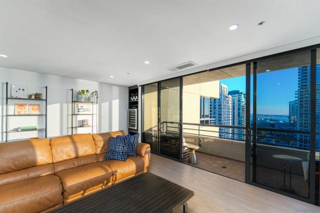 700 Front St, San Diego CA: https://media.crmls.org/mediaz/50fe3e26-353f-4947-89b4-ca62bc65d8f3.jpg