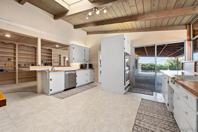 2231 Oak Hill Dr, Escondido CA: https://media.crmls.org/mediaz/50ff12cb-afa7-4b81-9db4-0765f265190f.jpg