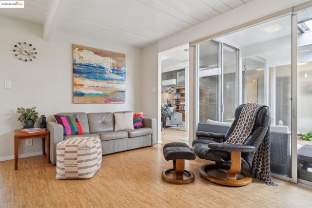 5345 Crown Ct, Castro Valley CA: https://media.crmls.org/mediaz/50ff5d5f-d9d0-45b6-9afa-4292f737bbc1.jpg