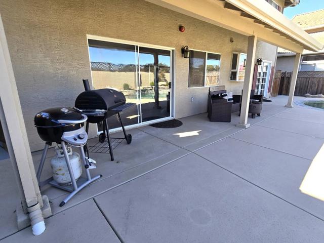 148 Greenbriar Way, Salinas CA: https://media.crmls.org/mediaz/5100cdb5-e842-45a3-8991-6920a2d2298b.jpg