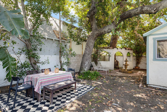 11074 Emelita Street Street, Los Angeles CA: https://media.crmls.org/mediaz/5100ec53-90d7-40c7-9aac-7aac4e6aed1e.jpg