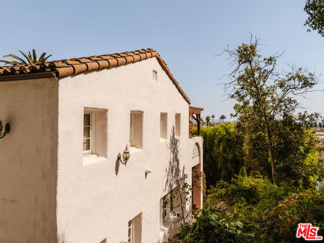 5163 Franklin Avenue, Los Angeles CA: https://media.crmls.org/mediaz/51010917-df6f-4b3e-9337-eac55031e06e.jpg