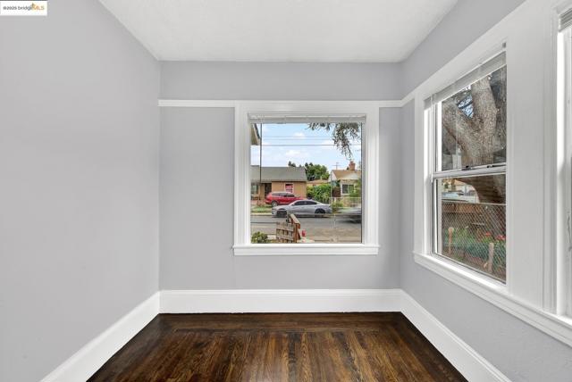 1009 106Th Ave, Oakland CA: https://media.crmls.org/mediaz/51014485-5cac-46b1-b5c6-dae06d32ceb7.jpg