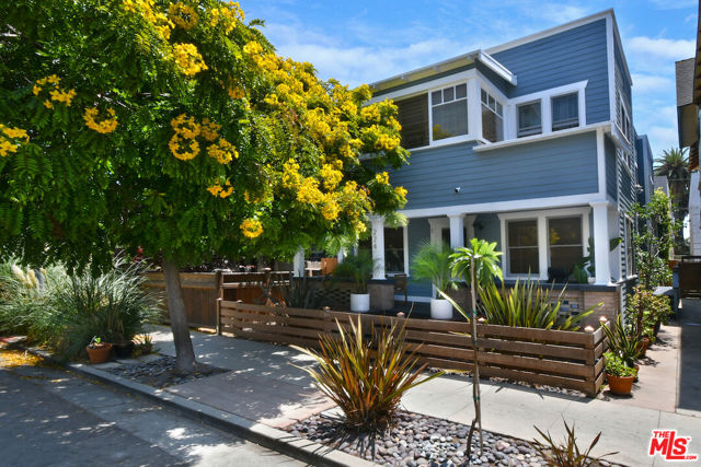 224 Horizon Avenue, Venice CA: https://media.crmls.org/mediaz/51023884-274f-4fc7-82f5-88eeeff089fa.jpg