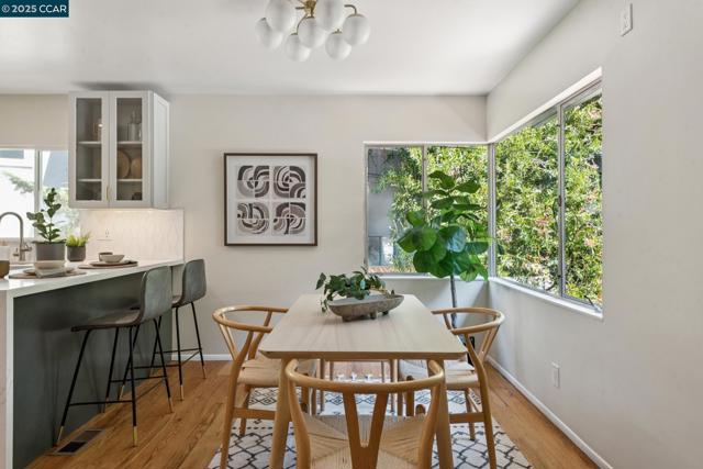 6653 Banning Dr, Oakland CA: https://media.crmls.org/mediaz/51024724-3698-4b40-99a3-f19ffc208ef5.jpg