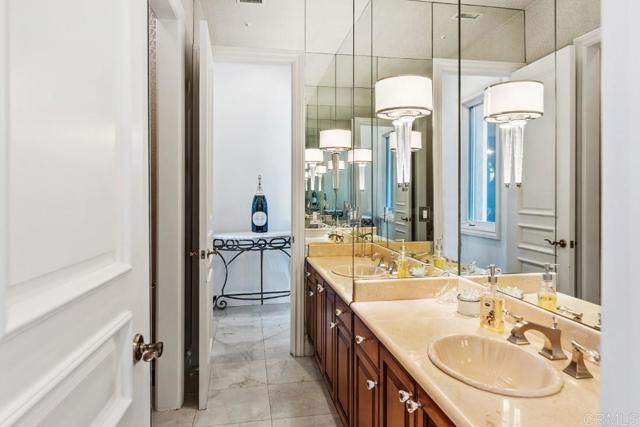 7345 Vista Rancho Ct, Rancho Santa Fe CA: https://media.crmls.org/mediaz/5102a02b-4956-4c55-a752-a9779c3ad2cd.jpg