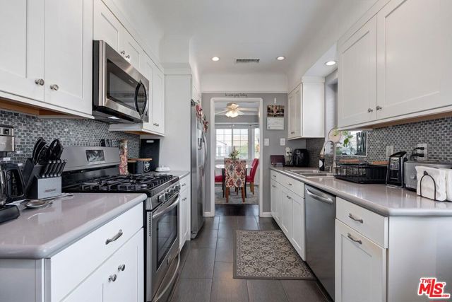 4844 W 94th Street, Inglewood CA: https://media.crmls.org/mediaz/5103078b-18c2-4183-a958-ede8a44045e9.jpg