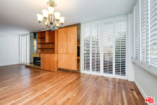 211 S Spalding Drive, Beverly Hills CA: https://media.crmls.org/mediaz/510363a0-a8d9-451d-b0a7-b5051a838ea6.jpg
