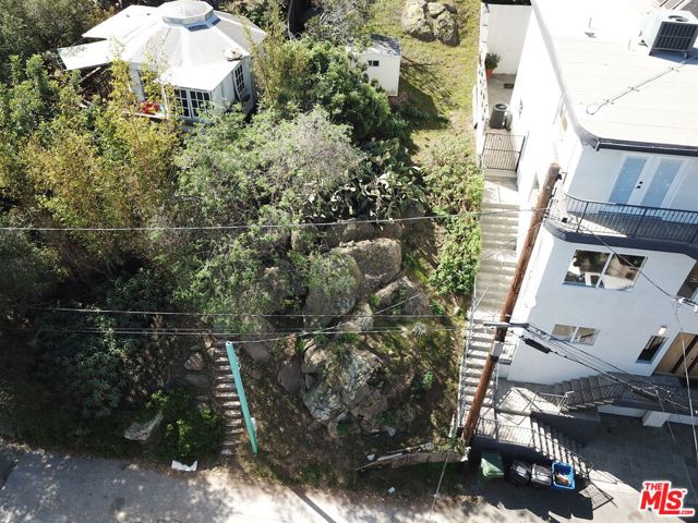 2925 N Park Center Drive, Los Angeles CA: https://media.crmls.org/mediaz/510367c0-8f70-432e-9058-edc92f53902e.jpg