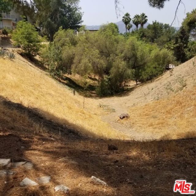 2500 Yorkshire Drive, Los Angeles CA: https://media.crmls.org/mediaz/5103d1d4-977e-4be5-a3f2-41820f106419.jpg