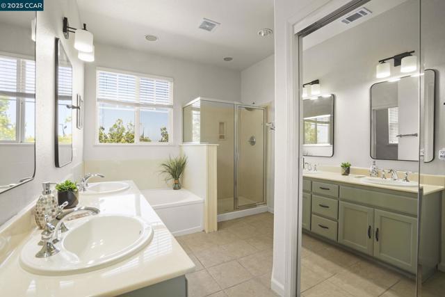 1162 Waverly Cir, Hercules CA: https://media.crmls.org/mediaz/51045b07-aae8-44f0-ba42-bcb2dc007539.jpg