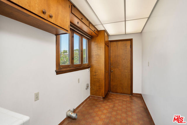 1119 Maple Street, Santa Monica CA: https://media.crmls.org/mediaz/5104dcb7-de32-4d07-8a03-165332d37ff6.jpg