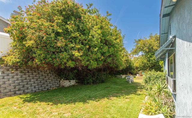 2701 Harriet St, Oceanside CA: https://media.crmls.org/mediaz/51058451-dbd5-4457-b347-f5825e0dee87.jpg