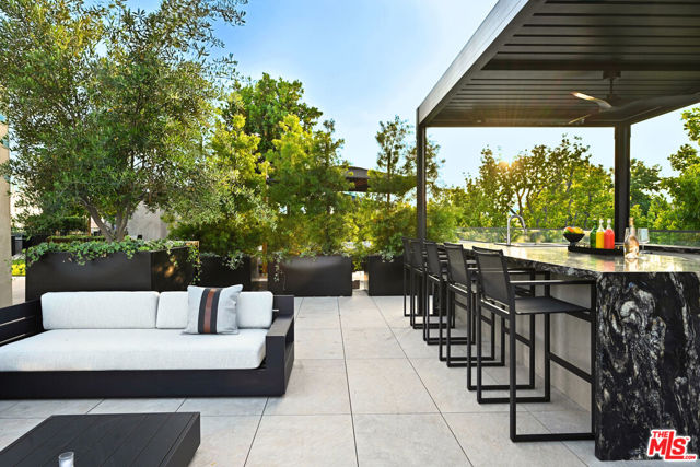 350 N Palm Drive, Beverly Hills CA: https://media.crmls.org/mediaz/5105db57-3358-4e8c-bc86-cd5bc92f6ca0.jpg